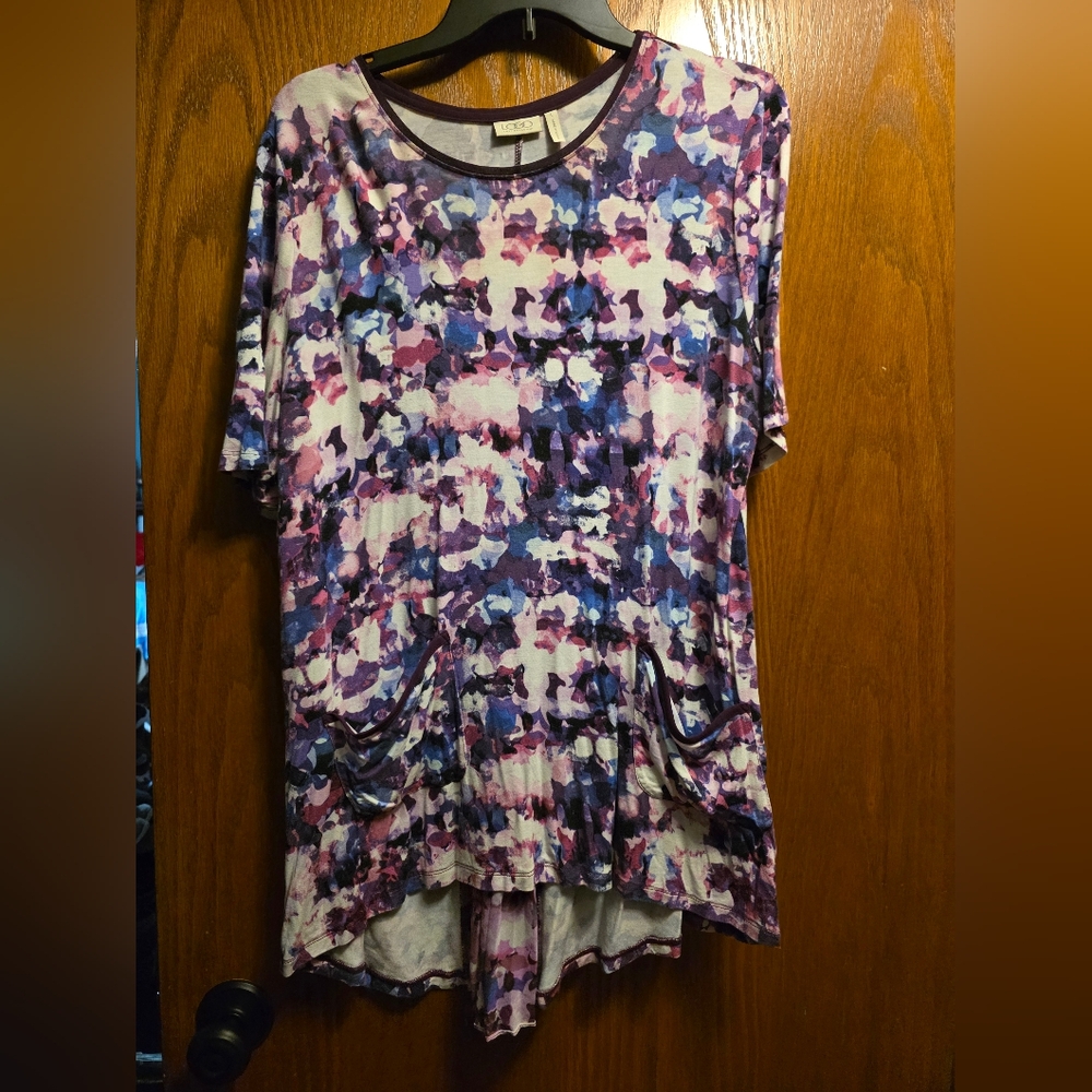 Colorful abstract top from Women with Control.  Short sleeve w pockets. Size L.